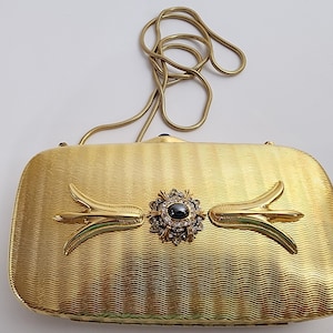 Minaudière vintage de Saks Fifth Avenue, hecho en Italia. Clutch dorado con detalles de diamantes de imitación y cadena de serpiente de 50 cm. Elegante bolso de noche.