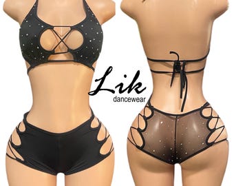 Könnte beinhalten: Schwarzes Tanzset mit einem Neckholder-Oberteil und Shorts. Das Oberteil hat ein Kreuzdesign und Ausschnitte. Die Shorts haben ein Mesh-Panel und Ausschnitte. Das Set ist mit Strasssteinen verziert.