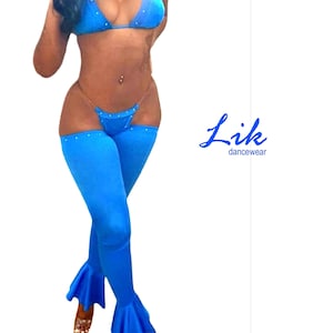 Könnte beinhalten: Ein blaues, glitzerndes, zweiteiliges Tanzoutfit mit einem Neckholder-Oberteil und Glockenhosen. Das Outfit ist mit Strasssteinen verziert. Der Markenname "Lik dancewear" ist auf dem Bild aufgedruckt.