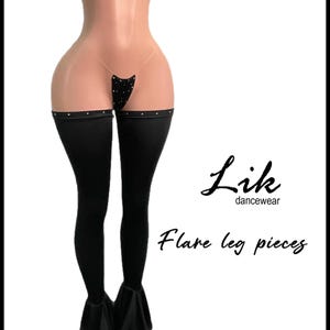 Op de afbeelding: Zwarte flare-beenstukken met strass. De beenstukken zijn gemaakt van rekbaar materiaal en hebben een uitlopende onderkant. De tekst "Lik dancewear" en "Flare leg pieces" is zichtbaar in de afbeelding.
