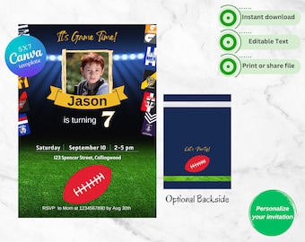 Könnte beinhalten: Eine blaue und grüne Geburtstagseinladung mit einem Foto eines Jungen und dem Text "It's Game Time!"  "Jason is turning 7"  "Saturday September 10 2-5 pm"  "123 Spencer Street, Collingwood"  "RSVP to Mom at 1234567890 by Aug 30th". Die Einladung zeigt einen Fußball und einen blau-weiß gestreiften Hintergrund.