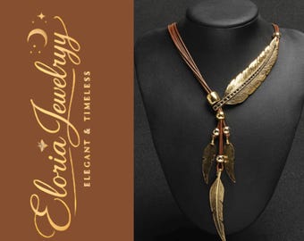 Naszyjnik z piór boho, naszyjnik z wisiorkiem plemiennym, złota biżuteria z piór, naszyjnik z wyrazistym wzorem, biżuteria w stylu zachodnim boho, wielowarstwowy naszyjnik z piór