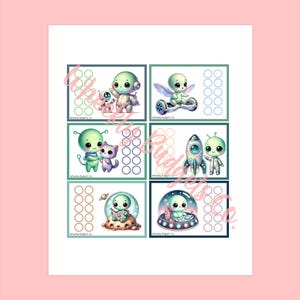 Op de afbeelding: Een vel stickers met schattige cartoonaliens in verschillende omgevingen. De aliens worden afgebeeld met grote ogen en worden getoond met robots, katten, raketten en in ruimtecapsules. Elke sticker heeft een set cirkels.