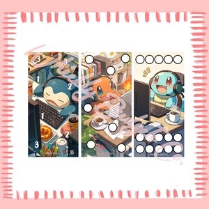 以下が含まれることがあります： 3つのポケモンキャラクター、カビゴン、ヒトカゲ、ゼニガメがそれぞれコンピューターのある机に向かっているトリプティクイラスト。アートワークにはコーヒーカップ、キーボード、その他の机のアイテムが含まれています。背景は暖かく、魅力的なオフィス環境です。