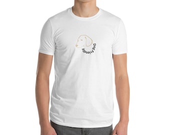 Op de afbeelding: Wit T-shirt met een bruin hondensilhouet en de tekst "Dog Friendly" in een cirkel rond de hond.