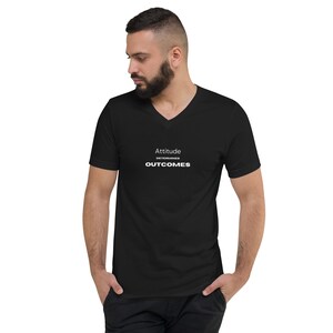Unisex Kurzarm, V-Ausschnitt, Motivation, Mindset, Leichtgewicht, Affirmation, Sommer, Alltag, Stimmung T-Shirt-(Haltung bestimmt Ergebnisse)
