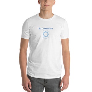 Camiseta unisex/Camiseta motivacional/Camiseta con gráfico de letras/Camiseta inspiradora/Camiseta diaria de fin de semana/Camisetas de afirmación/Camiseta minimalista/(Sea consistente)