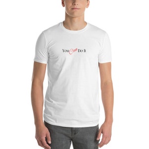 Camiseta unissex/camiseta motivacional/camiseta com letras gráficas/camiseta inspiradora/camiseta de positividade/camisetas edificantes/camiseta minimalista/(você pode fazer isso)