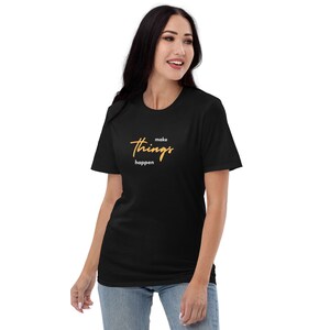 Camiseta unisex/manga corta/cuello redondo/ligera/todas las estaciones/motivacional/manifestación/diaria/inspiradora/casual (Make Things Happen)