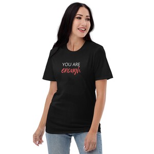 Camiseta unisex/manga corta/cuello redondo/ligera/todas las estaciones/motivacional/manifestación/diaria/inspiradora/casual (eres suficiente)