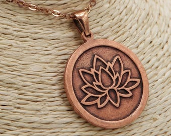 Collar con colgante de cobre puro con forma de flor de loto de Odyssey: medallón redondo grabado a mano con cadena, presentado en caja de regalo.