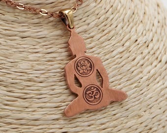Collar con colgante de cobre puro con diseño de Buda Zen: loto y símbolo de meditación espiritual Om grabados a mano, con cadena y caja de regalo.