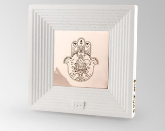 Cuadro de Coho Art "Hamsa", talismán de la abundancia de cobre, en marco blanco
