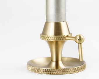 Candelabro de mano de latón estilo Coho Brazen
