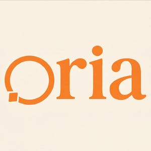 Pode incluir: A palavra Oria escrita numa fonte serifada laranja e em negrito sobre um fundo creme claro. A letra O &eacute; estilizada como uma forma circular com uma pequena abertura em forma de diamante no canto inferior esquerdo, e a letra i tem um ponto.