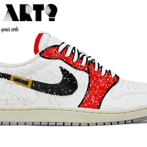 Puede incluir: Zapatillas blancas de caña baja con un logotipo Swoosh rojo y negro. Las zapatillas tienen una base blanca con un patrón moteado y un logotipo Swoosh rojo y negro. El texto "THIS IS ART?" está impreso en la parte superior de la zapatilla.