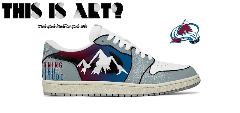 Pu&ograve; includere: Sneakers personalizzate bianche, grigie, blu e bordeaux con un design a catena montuosa e il testo "Morning High Altitude" sul lato. Le sneakers hanno una suola bianca e un logo swoosh nero. Il testo "This is Art?" &egrave; nella parte superiore dell'immagine. Il testo "wear your heart on your sole" &egrave; sotto il testo "This is Art?".