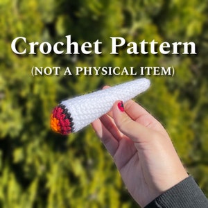 Puede incluir: Patrón de crochet para un porro de crochet blanco y rojo. El texto "Crochet Pattern (NOT A PHYSICAL ITEM)" está en la parte superior de la imagen.