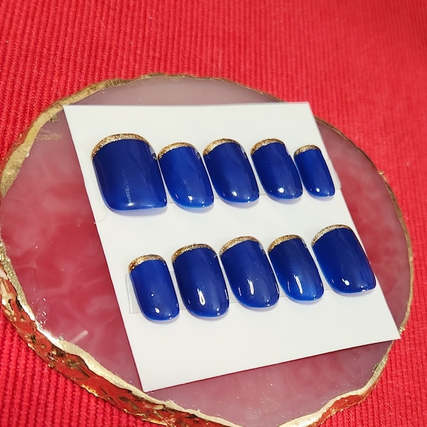 Ongles bleu roi avec pointe fine micro-adhésive dorée - Carré très court - Personnalisable