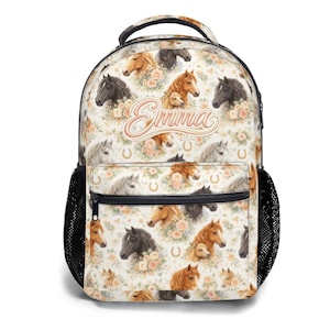 Puede incluir: Una mochila blanca con un estampado de caballos y el nombre "Emma" en cursiva. El diseño presenta varios colores de caballos, detalles florales y herraduras. La mochila tiene un bolsillo lateral de malla negra y un bolsillo frontal con cremallera.