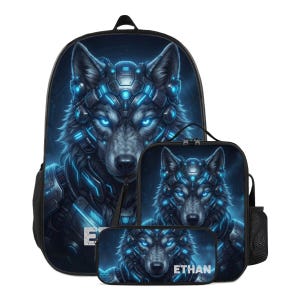 Peut inclure: Un ensemble composé d'un sac à dos, d'un sac à déjeuner et d'une trousse, orné d'un motif de loup cybernétique bleu foncé et noir avec des détails lumineux. Le prénom ETHAN est inscrit en lettres blanches sur la trousse rectangulaire.