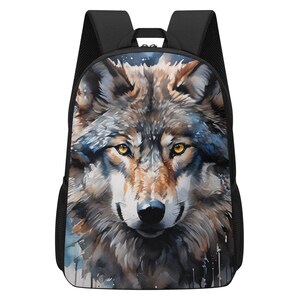 Peut inclure: Un sac à dos noir présentant une grande illustration picturale détaillée d'un visage de loup sur le panneau avant. Le loup a des yeux jaunes perçants, une fourrure épaisse dans des tons de brun, gris et blanc, et un museau noir sur fond bleu.
