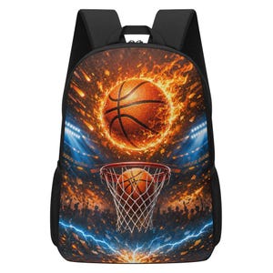Puede incluir: Una mochila negra con un estampado gráfico vibrante de un balón de baloncesto en llamas sobre una canasta. El diseño incluye un fondo de estadio con luces brillantes, la silueta de una multitud y rayos azules en la parte inferior.