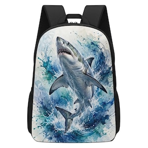 Puede incluir: Una mochila negra que presenta una gran ilustración detallada al estilo acuarela de un gran tiburón blanco emergiendo del agua. El tiburón está representado en tonos grises y blancos, rodeado de salpicaduras de agua en azul y turquesa.