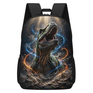 Peut inclure: Un sac à dos noir avec une impression graphique représentant un dinosaure rugissant entouré d'effets d'énergie bleus et orange tourbillonnants, des veines lumineuses semblables à de la lave sur sa peau et des débris flottants.