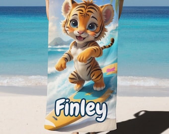 Gepersonaliseerde strandhanddoek voor kinderen met tijgerwelpje dat surft op een tropische oceaan. Zomerse kinderhanddoek met naam en monogram. Gepersonaliseerd cadeau.