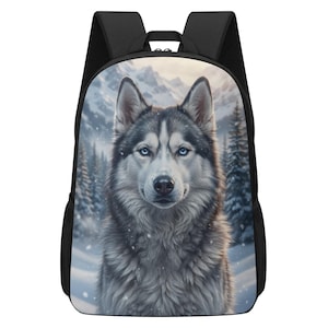 Puede incluir: Una mochila negra con un gráfico impreso de un perro husky gris y blanco con ojos azules. El perro está situado en un paisaje forestal nevado con pinos y montañas de fondo. La mochila cuenta con correas negras y bolsillos laterales de malla.