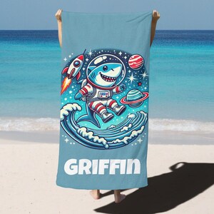 Personalisiertes Strandtuch für Kinder Cartoon Astronaut Hai im Weltraum Ozean Design Sommer Kindertuch mit Namen Monogramm personalisierte Geschenk