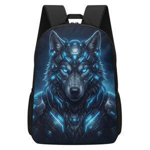 Puede incluir: Una mochila negra con un panel frontal que muestra un lobo cibernético con ojos azules brillantes y armadura mecánica. El diseño incluye intrincados patrones de circuitos en gris oscuro y azul, correas ajustables para los hombros y bolsillos laterales de malla.