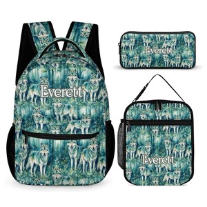 Puede incluir: Una mochila, un estuche rectangular y una bolsa para el almuerzo, todos con un patrón de bosque estilo acuarela con lobos y el nombre Everett impreso en texto blanco en cada artículo. El conjunto incluye cremalleras negras y bolsillos laterales de malla.