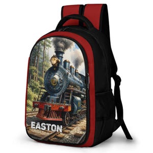 Op de afbeelding: Een zwart met rode rugzak met een grafische print van een stoomlocomotief op spoorrails door een bos. De naam EASTON staat in witte hoofdletters onderaan de afbeelding gedrukt. De tas is voorzien van een handvat aan de bovenkant en zijvakken.