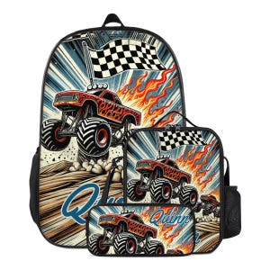 Könnte beinhalten: Ein Set aus Rucksack, Lunchtasche und Federmäppchen mit einem Motiv eines roten Monstertrucks mit Flammen, einer karierten Zielflagge und dem Namen Quinn in blauer Schrift. Das Design zeigt Bewegungslinien und eine sandfarbene Erdpiste.