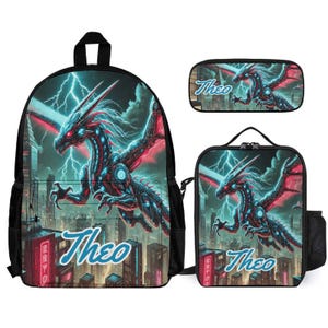 Può includere: Set di zaino, astuccio e borsa per il pranzo neri con un design a drago con accenti rossi e blu. Il nome "Theo" è scritto in un carattere stilizzato su ogni articolo. Il drago è ambientato in un paesaggio urbano con fulmini.