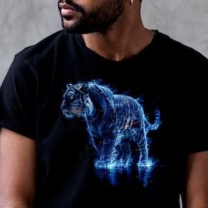 Puede incluir: Camiseta negra con un diseño de tigre azul. El tigre se representa con un efecto brillante y ardiente, utilizando llamas y reflejos azules. El diseño está centrado en la camiseta, creando un impacto visual llamativo.