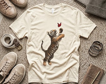 Camiseta Filhote de Tigre e Borboleta: Presente para Amantes da Vida Selvagem | Presente para Mães de Gatos | Design Inspirador