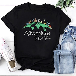 Abenteuer ist da draußen Shirt, Weltkarte T-Shirt, Reise Shirt, Traveller Geschenk, Geographie Tee, Urlaub Shirt, Flugzeug Mode TShirt