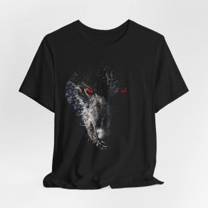 Puede incluir: Camiseta negra con un estampado gr&aacute;fico de la cara de un lobo con ojos rojos.