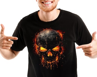 Puede incluir: Camiseta negra con un gráfico de una calavera envuelta en llamas. La calavera tiene ojos naranjas brillantes.