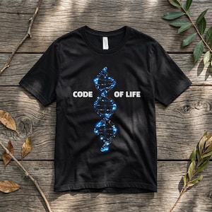 Może przedstawiać: Czarna koszulka z niebieskim wzorem helisy DNA i białym napisem "CODE OF LIFE". Wzór ma świecący, połączony ze sobą wzór. Koszulka jest prezentowana na drewnianej powierzchni.