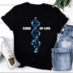Puede incluir: Camiseta negra con un gráfico de cadena de ADN azul y blanco y el texto "CODE OF LIFE".