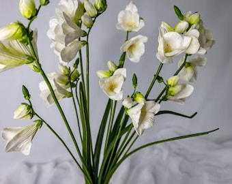 Fresia blanca con tallo de tacto realista – Flor artificial para ramos de novia, decoración del hogar y arreglos florales / Flor artificial realista