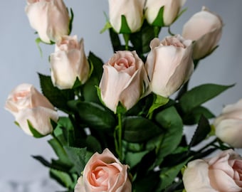 Rosa artificial de capullo abierto rosa claro con tacto real: rosa ruborizada, flor artificial de tacto real para ramos de boda y decoración del hogar.