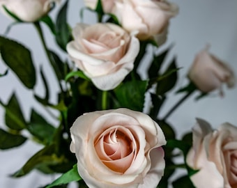 Tallo de rosa artificial de tacto realista en media flor, color rosa claro – Rosa artificial para ramos de novia, decoración del hogar y arreglos florales, flor artificial realista