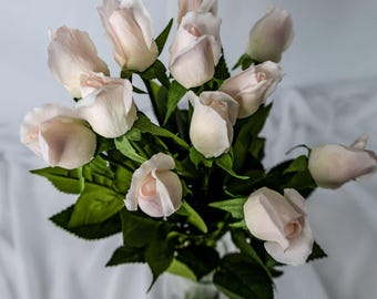 Capullo de rosa rosa claro con tacto real: rosa artificial ruborizada, flor artificial con tacto real para ramos de boda y decoración del hogar.