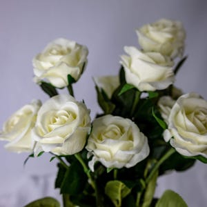 Rosa blanca de tacto real con tallo de media flor para novia: rosa blanca artificial, flor de tacto real para ramos de boda y centros de mesa.