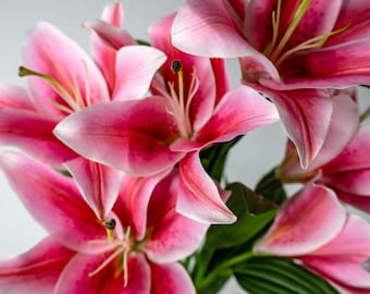 Lys oriental rose foncé, fausse tige de lys au toucher réaliste, lys oriental artificiel pour bouquets de mariage et décoration d'intérieur